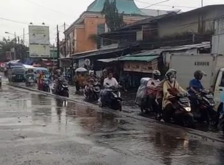 Diguyur Hujan Sebentar Jalan Pasar Rau Digenangi Air Hitam Dan Bau