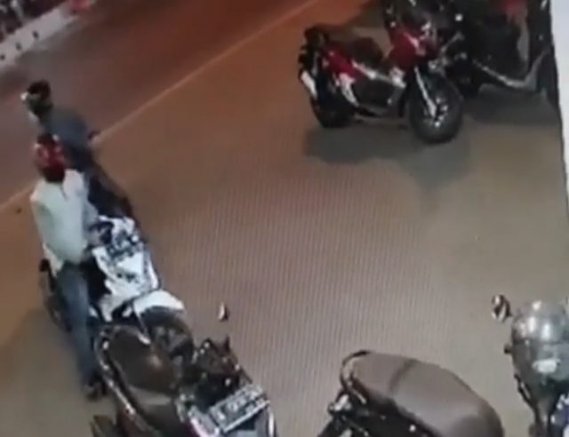 Aksi Curanmor Terekam Cctv Gasak Motor Di Minimarket Balaraja