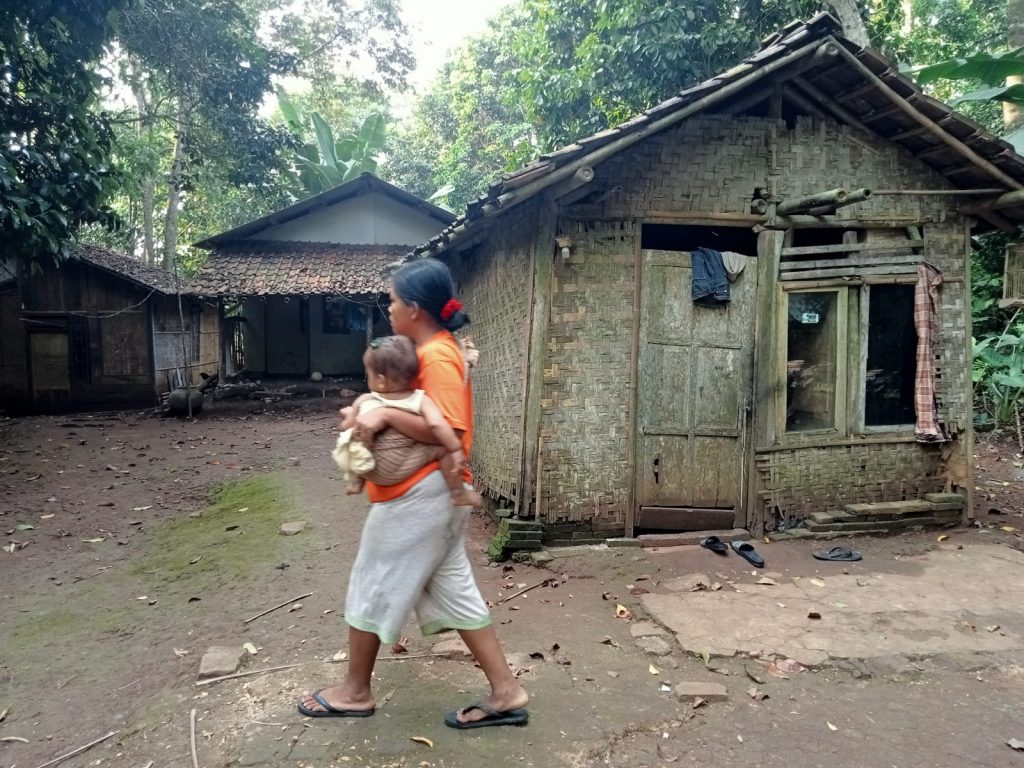 Warga Lebak Ini Harus Tinggal Di Rumah Reyot Yang Nyaris Roboh