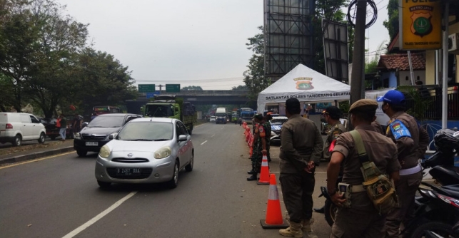 Personel Satpol Pp Kabupaten Tangerang Bantu Pengamanan Posko Mudik