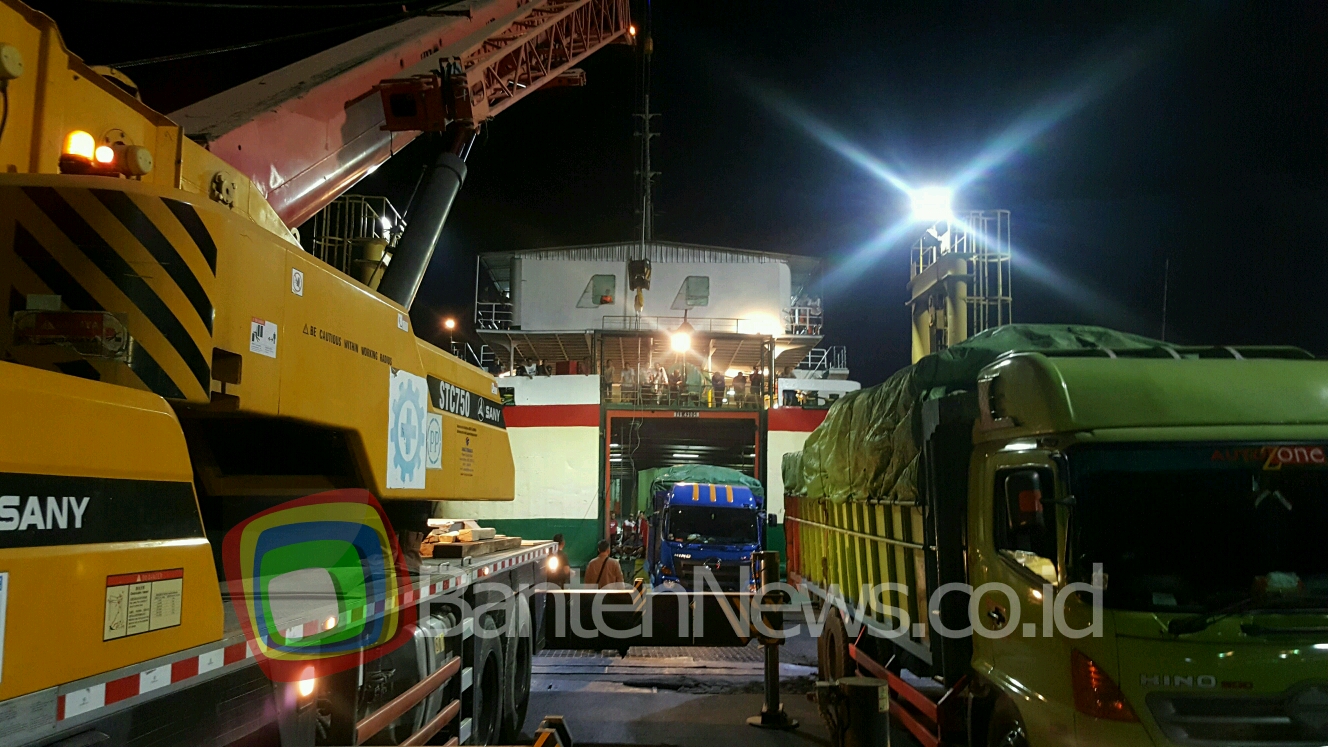 Ramp Door Kapal Patah, Truk Terperosok di Dermaga Empat ...