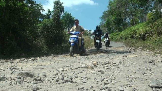 Jalan Penghubung Antar Kecamatan Rusak Parah Id