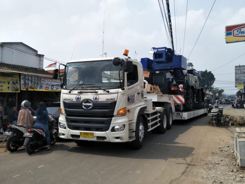 Kendaraan Tersangkut Kabel Listrik di Jalan Trondol 