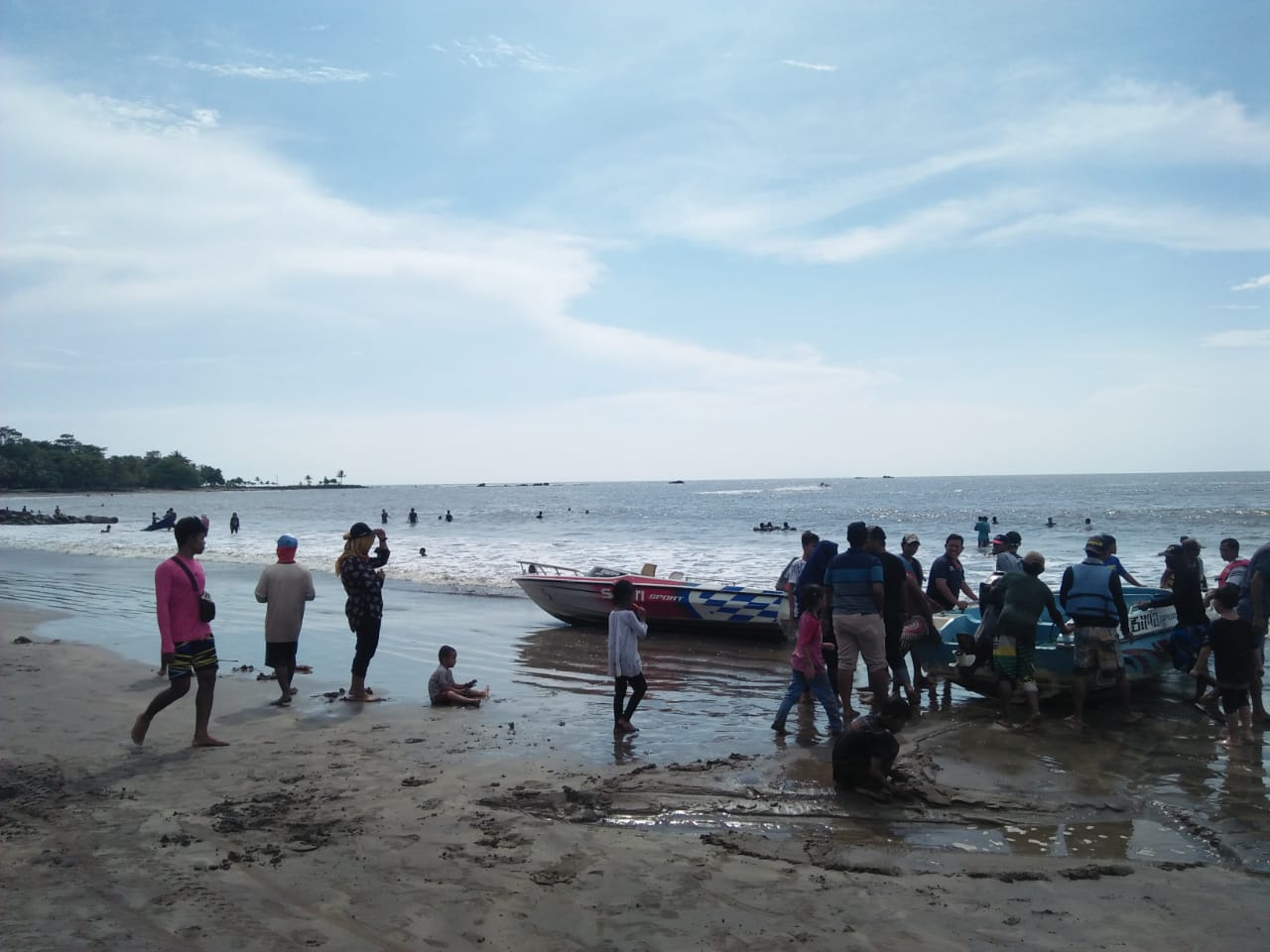 Foto Wisatawan Kembali Padati Wisata Anyer Pasca Tsunami