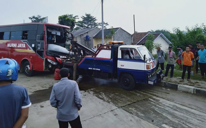 2 Bus Murni, 1 Mobil Boks Kecelakaan di Palima, Kondektur ...