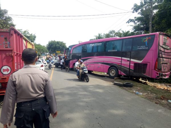 Sopir Ngantuk, Bus Pariwisata Tabrak Warung Di Baros | BantenNews.co.id ...