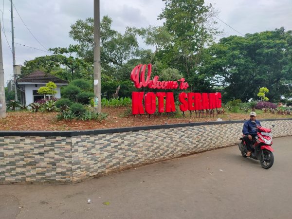  Hiasan  Berbahasa Asing di Kota Serang Dikritik 