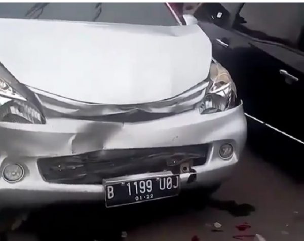 Dum Truk Tabrakan Karambol Empat Mobil  di Jalan  Serang 