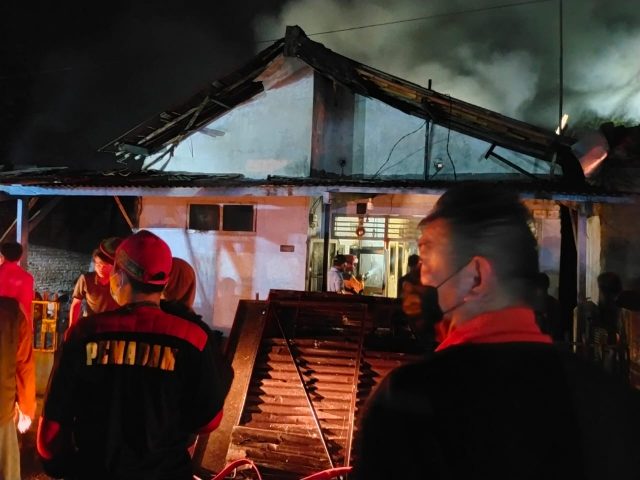 Permukiman Padat Penduduk Di Lebak Terbakar Empat Rumah Hangus Id Berita 1448