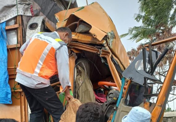 Tronton Kecelakaan Di Tol Merak, Satu Orang Meninggal | BantenNews.co ...