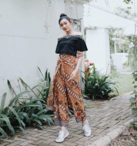 7 Inspirasi Outfit Batik Wanita untuk Style Kekinian dan Modis