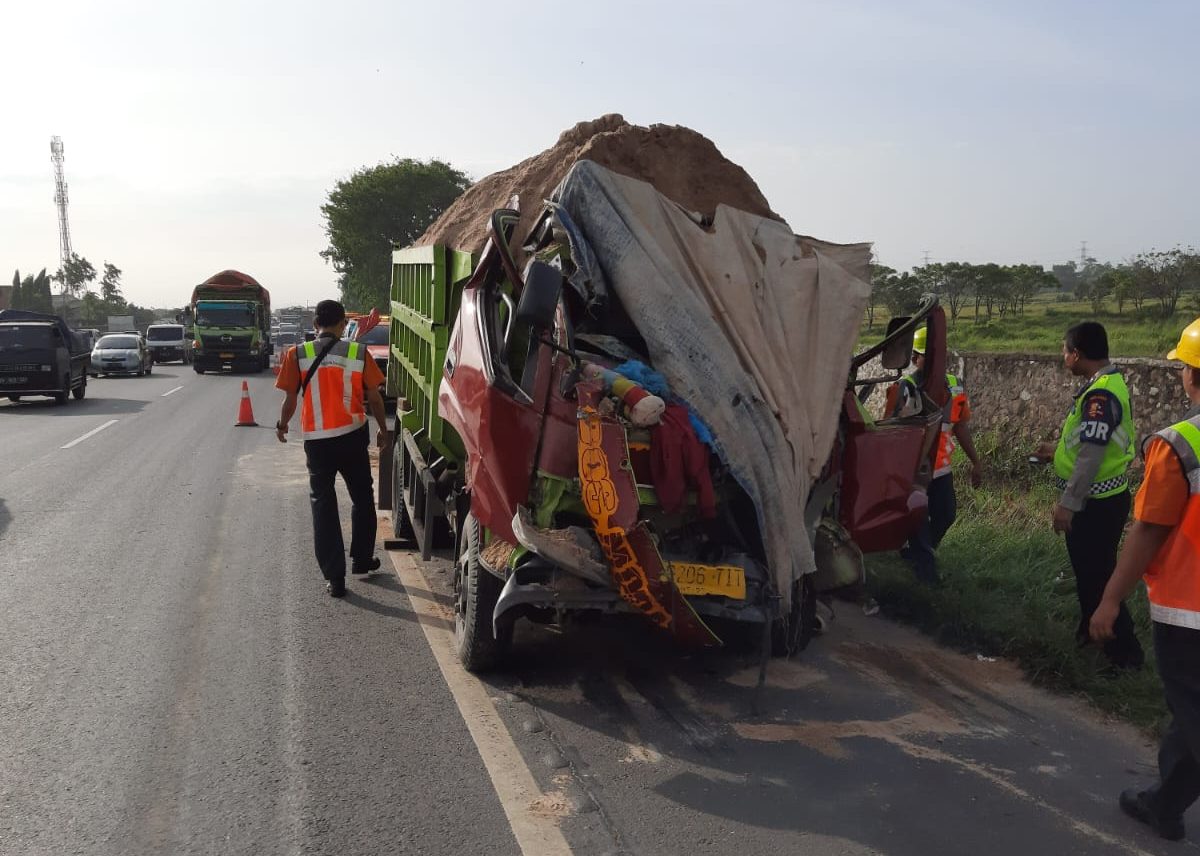 Dua Truk Kecelakaan Di Tol Tangerang Merak, 1 Orang Luka-luka ...