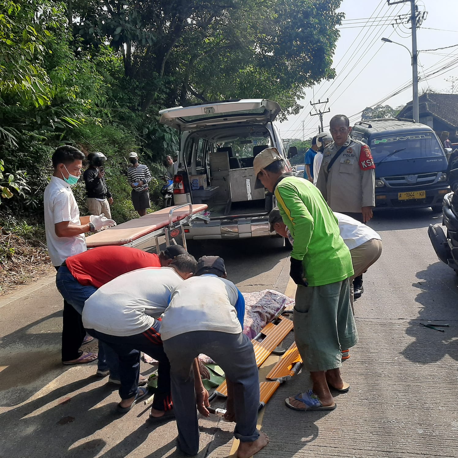 Pemotor Tanpa Identitas Meninggal Usai Bertabrakan Di Cipeucang ...