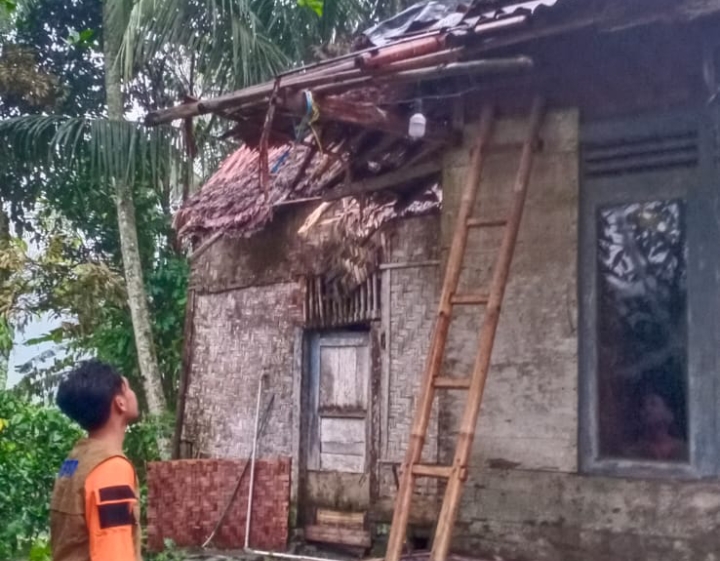 Diterjang Angin Puting Beliung Belasan Rumah Warga Lebak Rusak