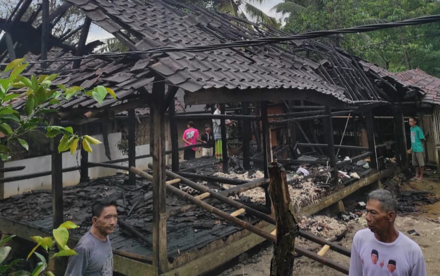 Rumah Nenek Di Cibaliung Pandeglang Terbakar Api Id Berita Banten Hari Ini 7960