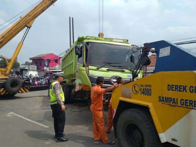 Seunit mobil dump truk menabrak pembatas jalan di Jalan Raya Serang KM. 16, tepatnya di depan PT Chingluh, Desa Talaga, Kecamatan Cikupa Kabupaten Tangerang pada Sabtu (05/11/2022).