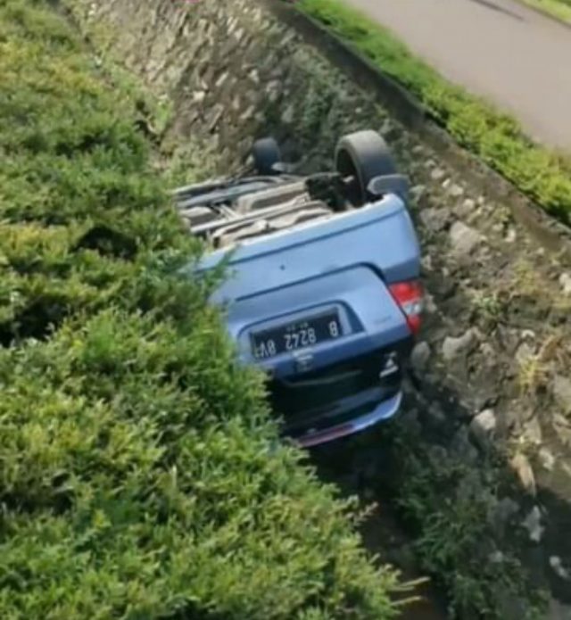 Honda Jazz tercebur di kali kawasan perumahan Serpong Paradise, Kecamatan Setu, Kota Tangerang Selatan (Tangsel), Senin (14/11/2022).