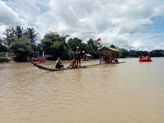 Rakit bambu yang melintasi Sungai Ciujung. (foto: Sandi/bantennews.co.id)