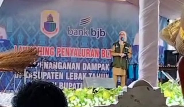 Video Bupati Lebak Iti Octavia Jayabaya saat berpidato di acara Launching BLT BBM dampak inflasi daerah tahun 2022, yang bertempat di lapangan sepak bola di Kampung Harapan, Desa Muara, Kecamatan Wanasalam, Kabupaten Lebak, Banten.