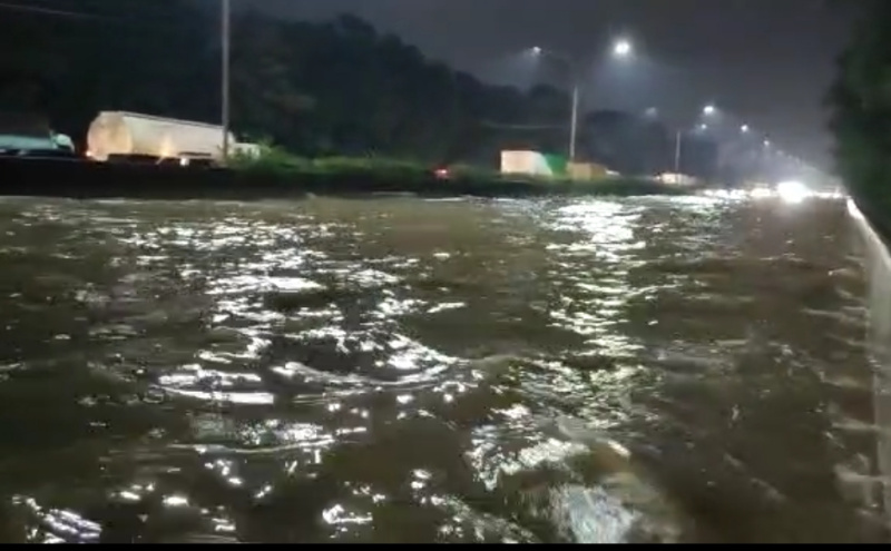 Kondisi Tol Jakarta Merak KM 24.00 arah Merak tergenang banjir. Kendaraan tidak bisa melintas di lokasi.