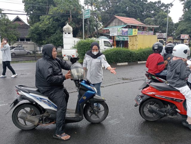 Petugas dari UPTD Samsat Pandeglang sedang memeriksa pajak milik pengendara.