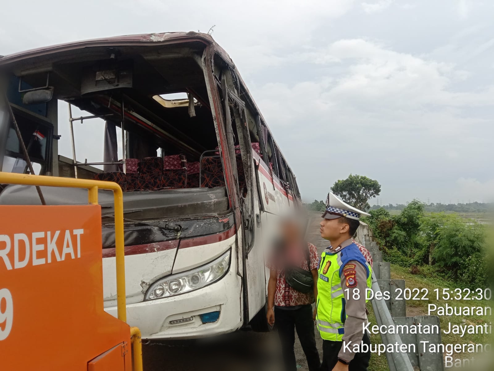 Bus Prima Jasa Terguling Di Tol Tangerang-Merak, Seorang Penumpang ...