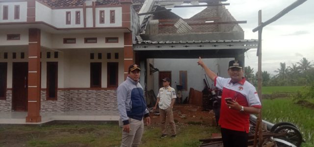 Pemerintah Kecamatan Kramatwatu dan Pihak Desa Tonjong sedang melakukan assessment terhadap 10 rumah warga Kampung Kasuban RT 9 dan 10 RW 05 Desa Tonjong, Kecamatan Kramatwatu, Kabupaten Serang, Banten yang diterpa angin puting beliung pada Rabu (28/12/2022). Foto: Istimewa