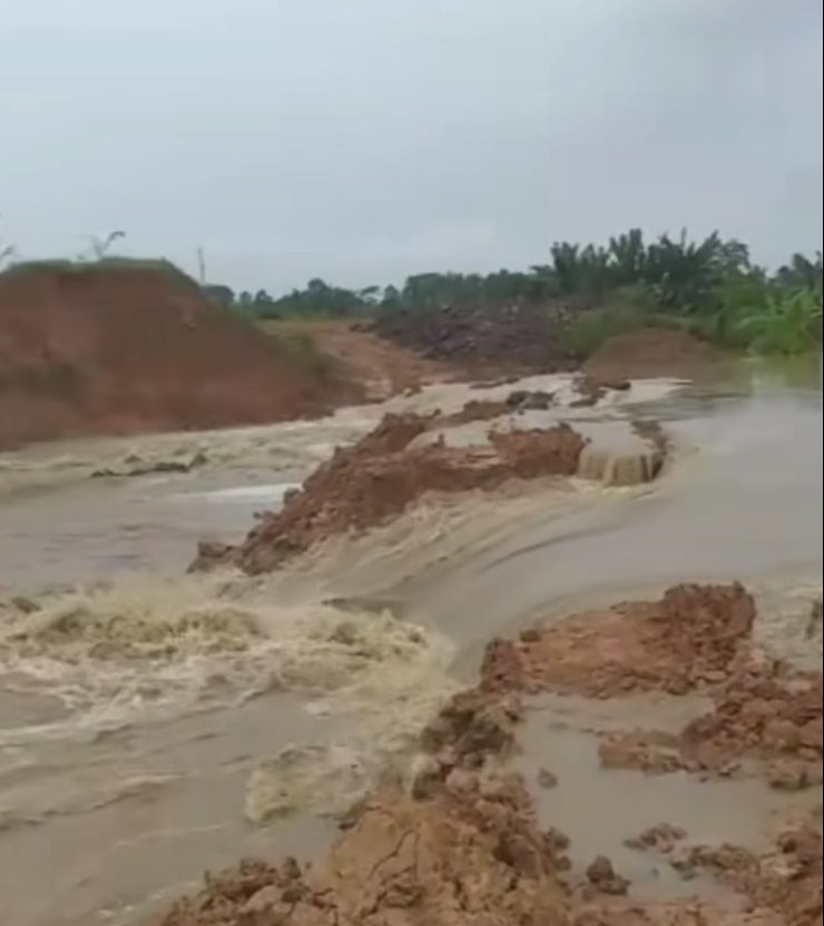 Viral Tanggul Sungai Ciujung Di Kabupaten Serang Jebol Bpbd Bukan Tanggul Bantennews Co Id