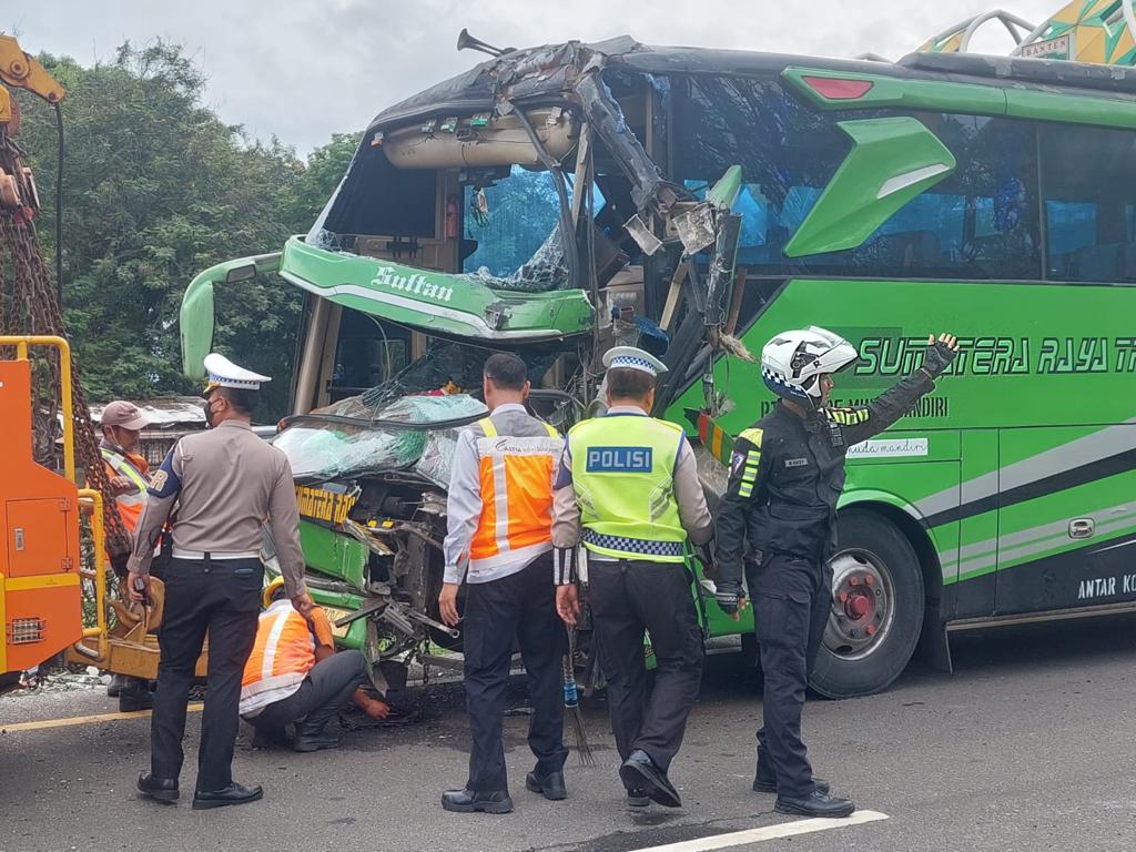 2 Bus Dan Kontainer Tabrakan Beruntun Di Tol Tangerang-Merak ...