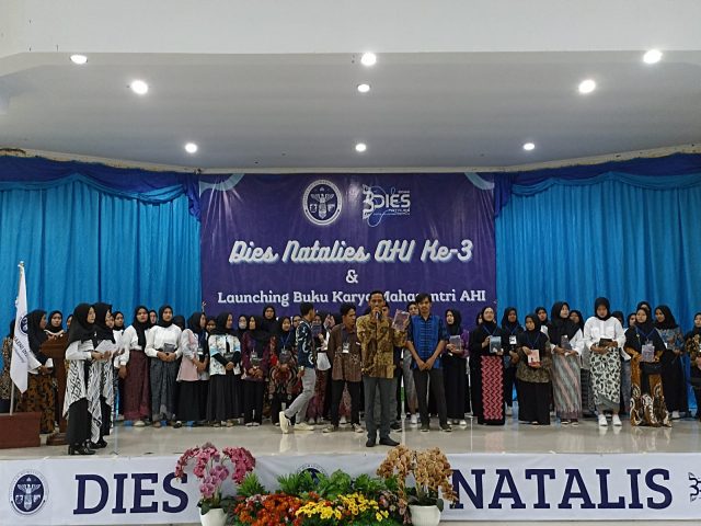 Dies Natalis Ayatullah Humani Institute (AHI) yang ke-3 di Aula Sjadzli Hasan lantai 3 UIN SMH Banten, Sabtu (17/12/2022).