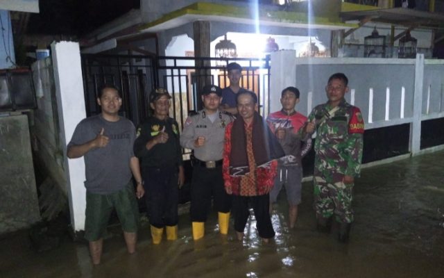 Sungai Ciujung meluap. Akibatnya sejumlah wilayah di Kecamatan Kibin, Kabupaten Serang tergenang.