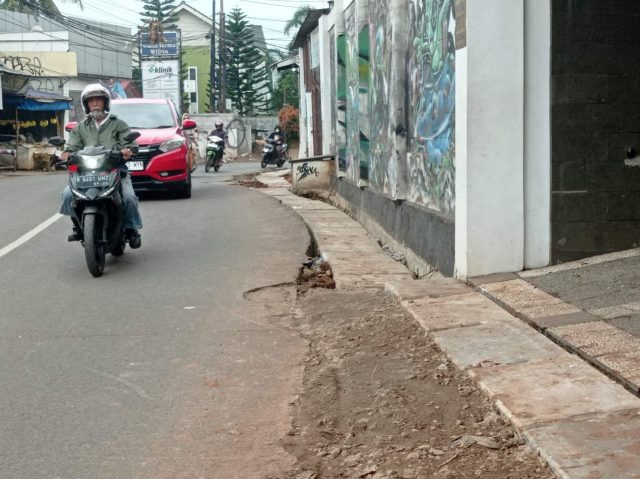 Proyek galian drainase Kota Tangerang Selatan (Tangsel) di Jalan Ki Hajar Dewantoro Kecamatan Ciputat dikeluhkan warga.