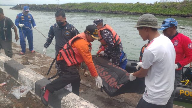 Tim SAR gabungan mengevakuasi jasad Agus Sutiono (27), wisatawan asal Bekonang, Kabupaten Sukoharjo, Jawa Tengah yang ditemukan di Pelabuhan Paku, Pasar Anyer pada operasi SAR hari kelima, Minggu (19/2/2023). Foto: Basarnas Banten