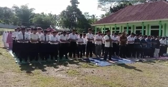 Para siswa-siswi SMKN 1 Kalanganyar saat melaksanakan salat gaib.