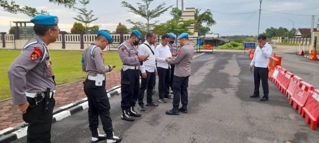 Kartu Tanda Anggota (KTA) milik empat personel Satuan Samapta dan satu anggota Satuan Intelkam Polres Serang diamankan dalam Operasi Penegakan Ketertiban dan Disiplin (Gaktibplin) yang digelar personel Seksi Propam Polres Serang, Senin (13/02/2023).