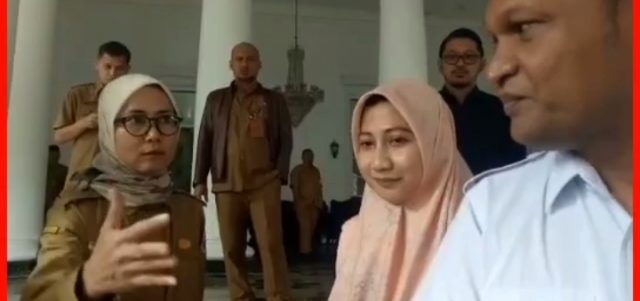 Tangkap layar video Bupati Lebak Iti Octavia Jayabaya yang menegur wartawan saat mewawancarai beberapa pejabat dari Balai Besar Wilayah Sungai Ciujung, Ciliman dan Cidurian (BBWSC3).