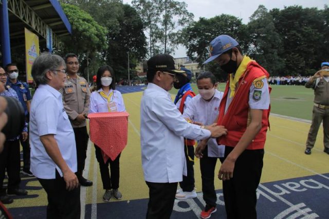 Wakil Walikota Tangerang Sachrudin saat melakukan Pelantikan Gabungan PMR Kota Tangerang yang bertempat di Lapangan Ahmad Yani Alun-alun Kota Tangerang pada Sabtu (4/3/2023). (ist)