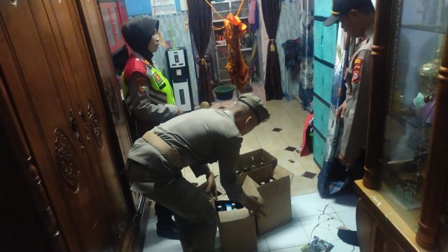 Polres Serang Menyita Ratusan Botol Minuman Keras (Miras) dari Warung Remang-remang di Wilayah Hukum Polres Serang pada Sabtu (4/3/2023). (Ist)