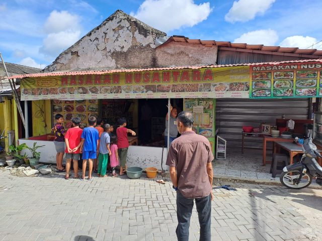 Kebakaran menimpa bangun rumah makan Padang "Nusantara" di lingkungan Perumahan Cikande Permai, Kecamatan Cikande, Kabupaten Serang, Senin (6/3/2023).