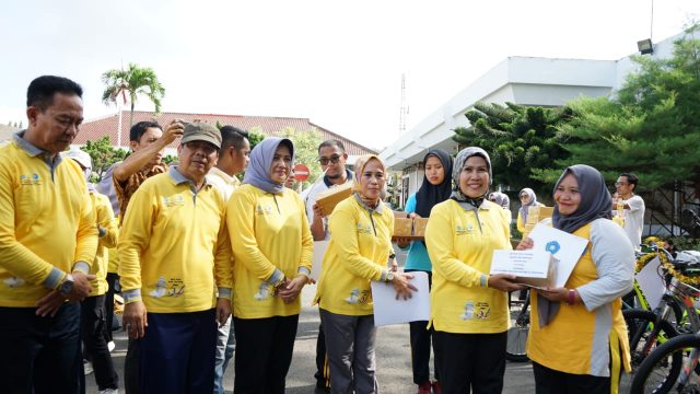 Bupati Serang Ratu Tatu Chasanah di sela-sela senam bersama dalam rangka hari ulang tahun PKK yang ke 51 di halaman Pendopo Bupati Serang, Jumat (10/3/2023).