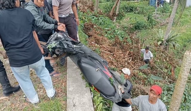 Proses evakuasi kendaraan korban.