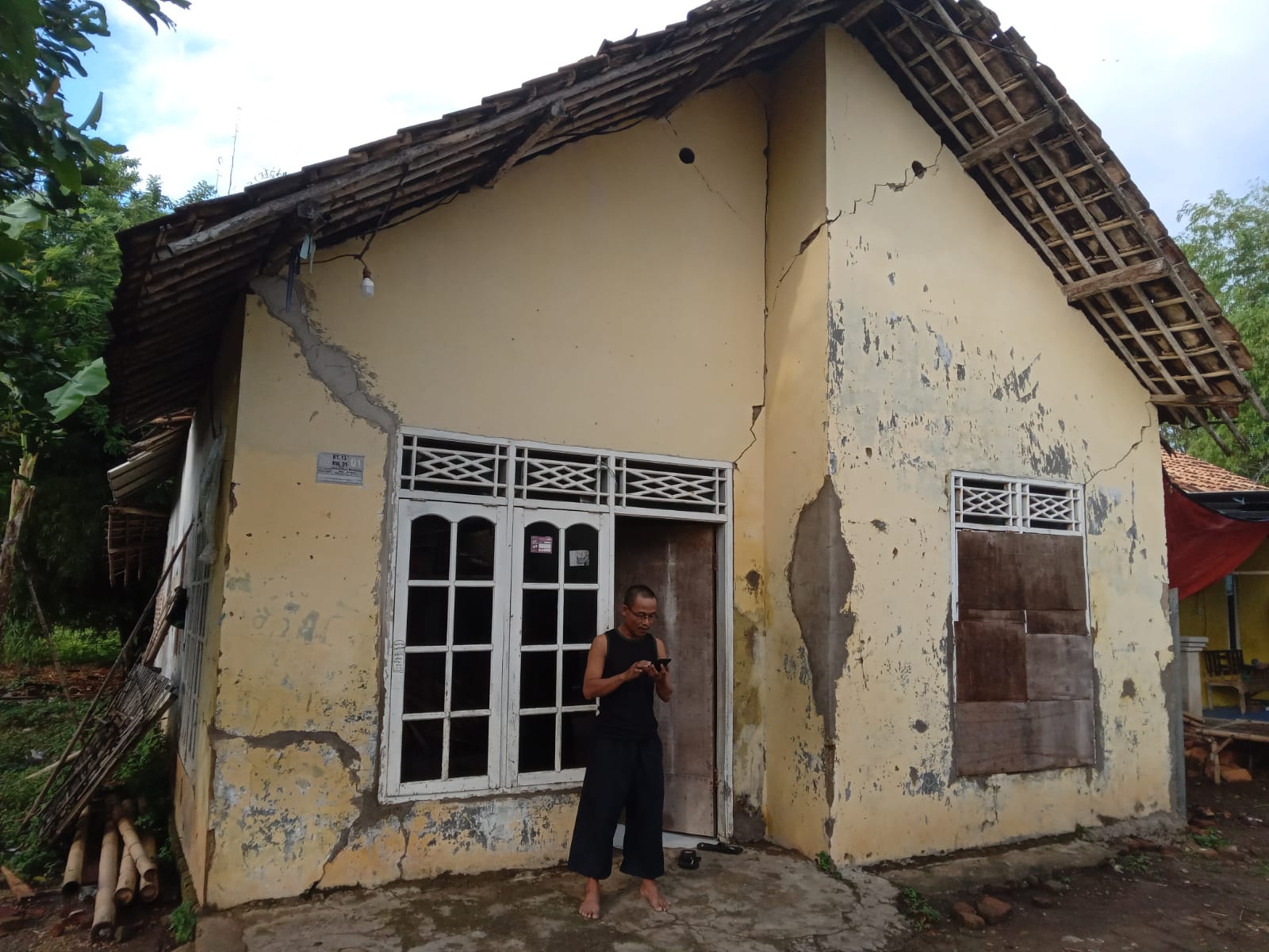 Rumah warga di Lingkungan Cipare Idul, Kelurahan Bendung, Kecamatan Kasemen, Kota Serang mengalami bencana pada Senin (28/3) melam.