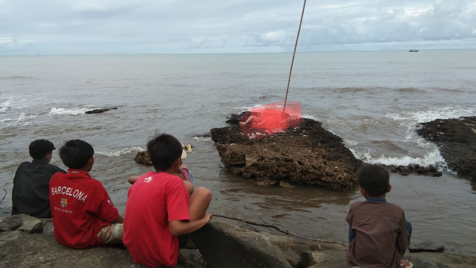 Mayat Tanpa Identitas Ditemukan Di Batu Karang Pantai Caringin ...