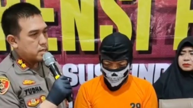 Pelaku AS (42) saat diwawancara oleh Kapolres Sedang AKBP Yudha Satria dalam Konferensi Pers di Mapolres Serang pada Jumat (28/4/2023) terkait bayi yang dibuangnya di bawah pohon saluran irigasi Jalan Raya Pontang-Kasemen, Kecamatan Pontang, Kabupaten Serang.