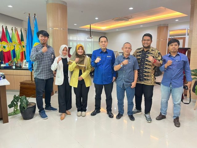 Rektor Fatah Sulaiman bersama jajaran Humas Untirta.