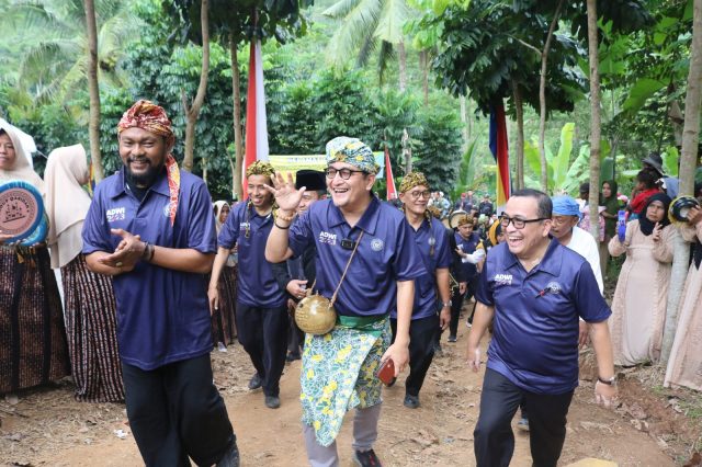 Direktur Tata Kelola Destinasi Kemenparekraf Indra Ni Tua bersama tim juri ADWI 2023 melakukan kunjungan langsung ke Desa Kubang Baros.