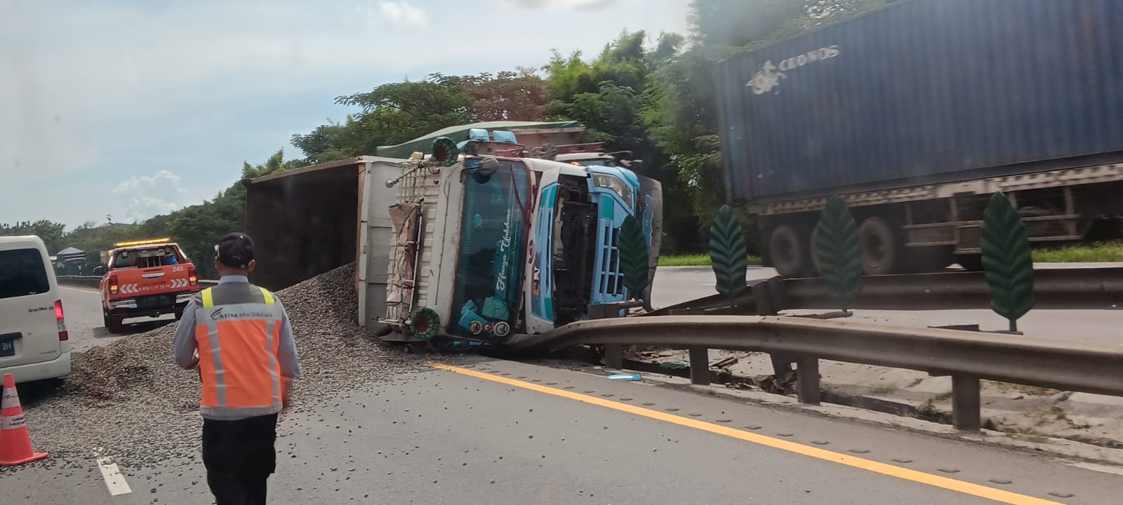 Dump Truk Pengangkut Kerikil Terguling Di Tol Tangerang-Merak ...