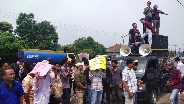 Ratusan massa yang tergabung Forum Aspirasi Masyarakat Tangerang Utara (FAMTU) berunjuk rasa di depan gedung Pengadilan Tinggi (PT) Banten, Rabu (10/5/2023).