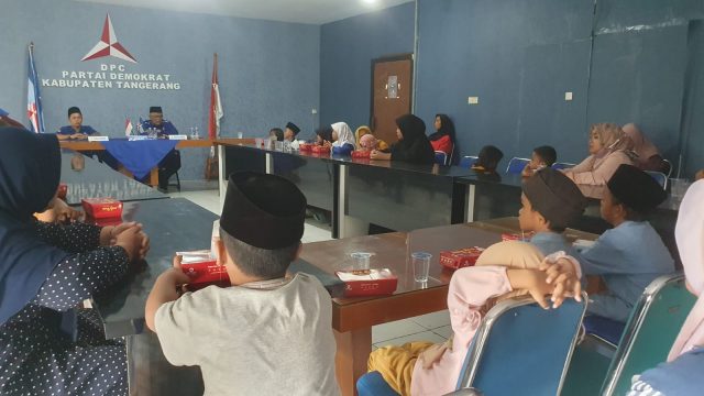 Dewan Pimpinan Cabang (DPC) Partai Demokrat Kabupaten Tangerang makan bersama anak yatim di Kantornya, Pasar Kemis, Tangerang, Sabtu 13 Mei 2023.