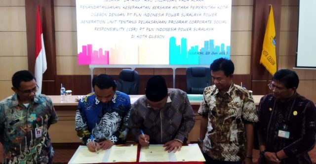 PT PLN Indonesia Power Suralaya saat meneken MoU bersama Pemkot Cilegon. (Gilang)